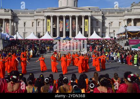 London, Großbritannien. Oktober 2024. Tänzerinnen und Tänzer treten auf dem Trafalgar Square während des jährlichen Diwali on the Square Festivals auf. Quelle: Vuk Valcic/Alamy Live News Stockfoto