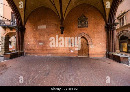 Bolognas weitläufige bogenförmige porticoes (portici), die durch die Stadt führen, gehören zum UNESCO-Weltkulturerbe. Piazza della Mercanzia, Bologna, Emilia-Romagna, Italien Stockfoto