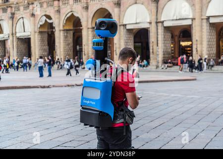 Bolognas weitläufige bogenförmige porticoes (portici), die durch die Stadt führen, gehören zum UNESCO-Weltkulturerbe. Piazza Maggiore, Bologna, Emilia-Romagna, Italien Stockfoto