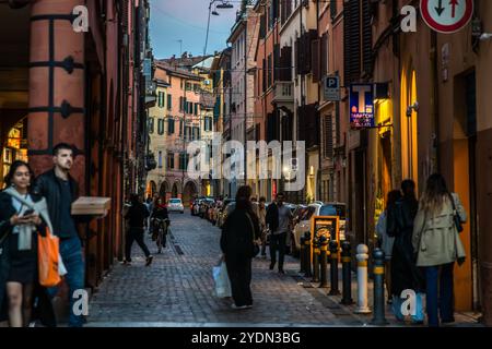 Bolognas weitläufige bogenförmige porticoes (portici), die durch die Stadt führen, gehören zum UNESCO-Weltkulturerbe. Largo Respighi, Bologna, Emilia-Romagna, Italien Stockfoto