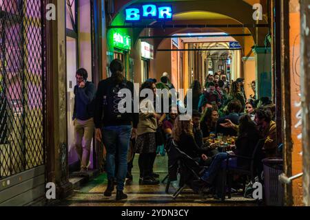 Bolognas weitläufige bogenförmige porticoes (portici), die durch die Stadt führen, gehören zum UNESCO-Weltkulturerbe. Via Guerrazzi, Bologna, Emilia-Romagna, Italien Stockfoto