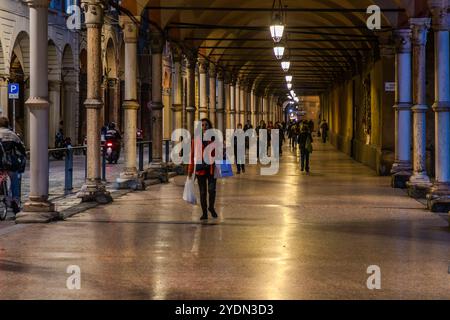 Bolognas weitläufige bogenförmige porticoes (portici), die durch die Stadt führen, gehören zum UNESCO-Weltkulturerbe. Strada Maggiore, Bologna, Emilia-Romagna, Italien Stockfoto