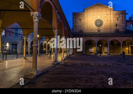 Bolognas weitläufige bogenförmige porticoes (portici), die durch die Stadt führen, gehören zum UNESCO-Weltkulturerbe. Strada Maggiore, Bologna, Emilia-Romagna, Italien Stockfoto