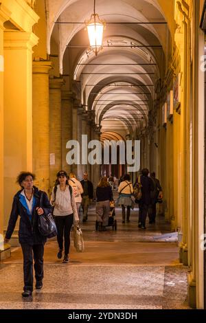 Bolognas weitläufige bogenförmige porticoes (portici), die durch die Stadt führen, gehören zum UNESCO-Weltkulturerbe. Via Santo Stefano, Bologna, Emilia-Romagna, Italien Stockfoto