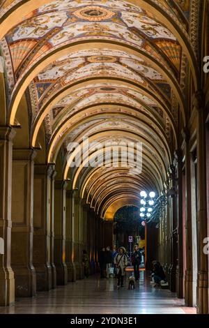 Bolognas weitläufige bogenförmige porticoes (portici), die durch die Stadt führen, gehören zum UNESCO-Weltkulturerbe. Piazza Cavour, Bologna, Emilia-Romagna, Italien Stockfoto