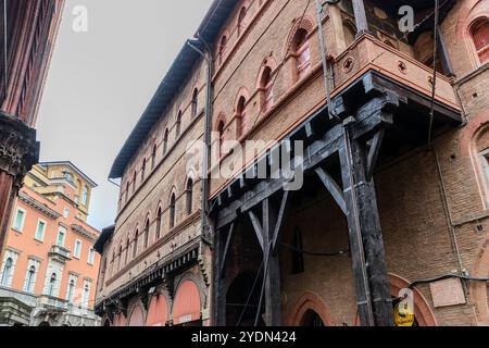 Bolognas weitläufige bogenförmige porticoes (portici), die durch die Stadt führen, gehören zum UNESCO-Weltkulturerbe. Via Rizzoli, Bologna, Emilia-Romagna, Italien Stockfoto