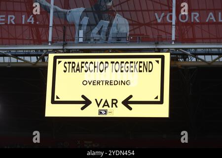 Amsterdam, Niederlande. Oktober 2024. AMSTERDAM, 27.10.2024, JohanCruyff Arena, Saison 2024/2025, Dutch Eredivisie Football. VAR während des Spiels Ajax - WillemII Credit: Pro Shots/Alamy Live News Stockfoto