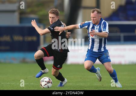 Adam Campbell von Hartlepool United in Aktion mit Cameron Hargreaves von Aldershot Town während des Vanarama National League-Spiels zwischen Hartlepool United und Aldershot Town im Victoria Park, Hartlepool am Samstag, den 26. Oktober 2024. (Foto: Mark Fletcher | MI News) Credit: MI News & Sport /Alamy Live News Stockfoto