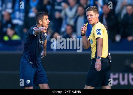 Bochum, Deutschland. Oktober 2024. Fußball: Bundesliga, VfL Bochum - Bayern München, Spieltag 8, Vonovia Ruhrstadion: Bochumer Anthony Losilla (l) beschwert sich bei Schiedsrichter Florian Exner. Hinweis: David Inderlied/dpa - WICHTIGER HINWEIS: Gemäß den Vorschriften der DFL Deutschen Fußball-Liga und des DFB Deutschen Fußball-Bundes ist es verboten, im Stadion und/oder des Spiels aufgenommene Fotografien in Form von sequenziellen Bildern und/oder videoähnlichen Fotoserien zu verwenden oder zu verwenden./dpa/Alamy Live News Stockfoto