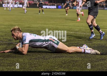 Ollie Hassell-Collins von Leicester Tigers macht einen Versuch, der aber während des Gallagher Premiership Rugby-Spiels zwischen Saracens und Leicester Tigers im StoneX Stadium am 26. Oktober 2024 in Barnet, England, nicht erlaubt wurde. Foto von Gary Mitchell Stockfoto