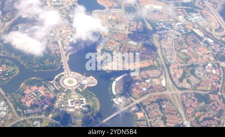 KUALA LUMPUR, MALAYSIA - 11. APRIL 2015: Aus der Vogelperspektive eines Vorortes von Kuala Lumpur Stockfoto