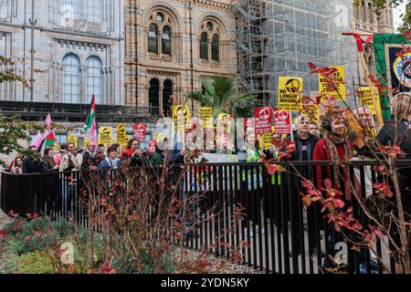 London, Großbritannien. Oktober 2024. Sicherheitskräfte, die von der gewerkschaft United Voices of the World (UVW) vertreten werden, marschieren zu einer Streiklinie im Natural History Museum. UVW hat angedeutet, dass es eine bahnbrechende private Strafverfolgung gegen den Sicherheitsauftragnehmer Wilson James und die Agentur BMSL einleiten wird, um zu verhindern, dass sie Leiharbeiter einsetzen, um den Streik zu brechen. Quelle: Mark Kerrison/Alamy Live News Stockfoto