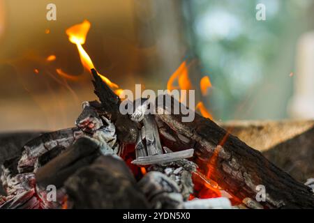 Brennende Kohlen im Grill. Nahaufnahme. Stockfoto