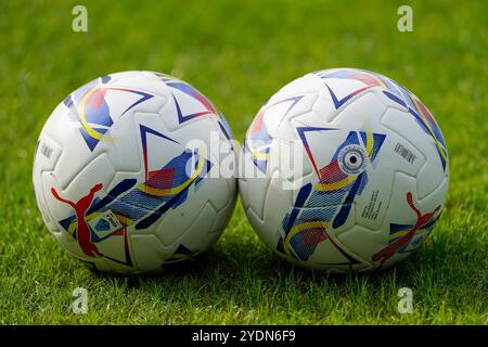 Neapel, Italien. Oktober 2024. Nahaufnahme der offiziellen Bälle während des Spiels der Serie A zwischen SSC Napoli und US Lecce im Stadio Diego Armando Maradona Neapel Italien am 26. Oktober 2024. Franco Romano/Alamy Live News Stockfoto