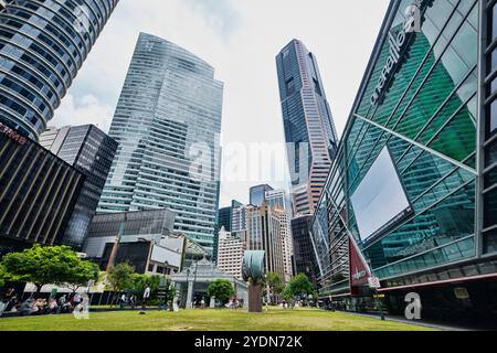 Singapur - 14. August 2024: Schiffsmonument am Raffles Place, Singapur. Raffles Place ist das Zentrum des Finanzviertels von Singapur Stockfoto