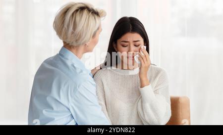 Professionelle Psychologe Tröstet Unglückliche Frau Während Der Familientherapie Im Büro Stockfoto