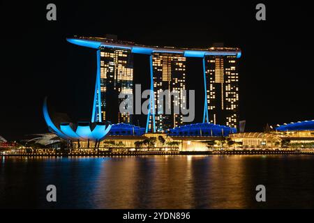 Singapur - 12. August 2024: Blick auf die Skyline von Singapur mit den Marina Bay Sands Stockfoto