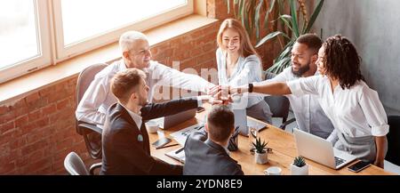 Geschäftskollegen Halten Während Des Corporate Teambuilding Meetings In Office Hände Stockfoto