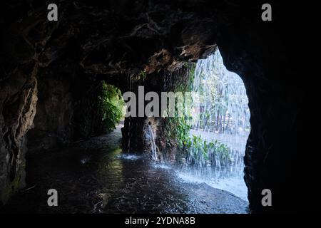 Singapur - 13. August 2024: Wasserfallhöhle im National Orchid Garden Singapur Stockfoto