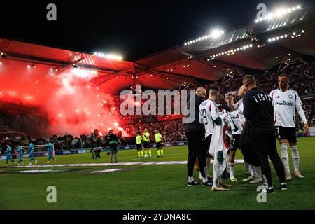 Die Pyrotechnik der Legia-Fans wurde während des Spiels der UEFA Europa Conference League zwischen den Teams von Legia Warszawa und Real Betis Balompie im Stadion Miejski gesehen Stockfoto