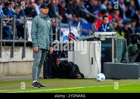 Bochum, Deutschland. Oktober 2024. BOCHUM, 27. OKTOBER: VfL Bochum-Cheftrainer Markus Feldhoff sieht am 27. Oktober 2024 im Vonovia Ruhrstadion in Bochum beim Bundesliga-Spiel zwischen dem VfL Bochum 1848 und dem FC Bayern München an. (Foto: Rene Nijhuis/MB Media) Credit: MB Media Solutions/Alamy Live News Stockfoto