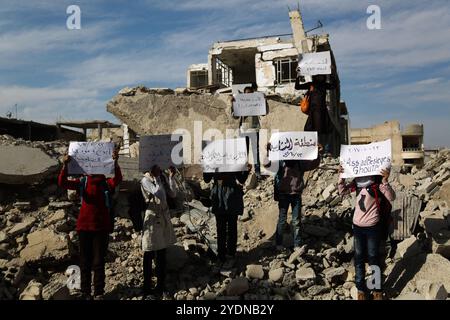 Beschreibung: Am ersten Tag des Starts der Kampagne gegen die Belagerung von al-Ghouta durch Präsident Al-Assad wird von den Bewohnern des Gebiets Al-Marj im Osten Ghoutas eine Mahnwache organisiert. Die Mahnwache und die Kampagne rufen die internationale Gemeinschaft auf, die Belagerung von al-Ghouta zu brechen, die seit 2013 teilweise vom syrischen Regime belagert wird Stockfoto