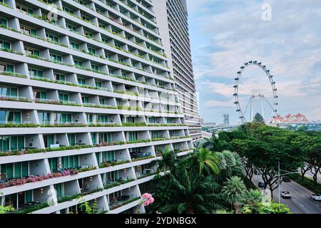 Singapur - 14. August 2024: Das berühmte Marina Bay Sands Hotel. Fantastischer Blick auf die Fassade der modernen Türme und die SkyPark Brücke auf der Spitze der Wolkenkratzer Stockfoto
