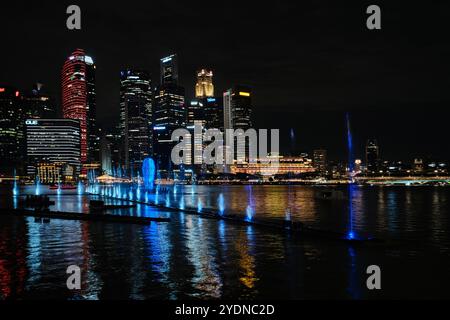 Singapur - 15. August 2024: Licht- und Wassershow entlang der Promenade vor Marina Bay Sands Stockfoto