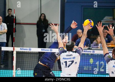 MONSTERBLOCK YACINE LOUATI (POWERVOLLEY MILANO) UND DONOVAN DZAVORONOK (RANA VERONA) während Allianz Milano vs Rana Verona, Volleyball Italian Serie A Men Superleague Match in Mailand, Italien, 27. Oktober 2024 Stockfoto