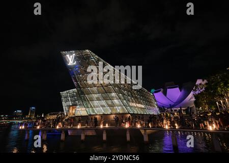 Singapur - 15. August 2024: Louis Vuitton Island Maison, der erste südostasiatische Maison Concept Store Stockfoto