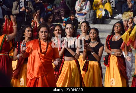 London, Großbritannien. Oktober 2024. Tänzer treten auf dem Trafalgar Square während des jährlichen Diwali on the Square Festivals auf, das das Hindu Festival der Lichter feiert. Quelle: SOPA Images Limited/Alamy Live News Stockfoto