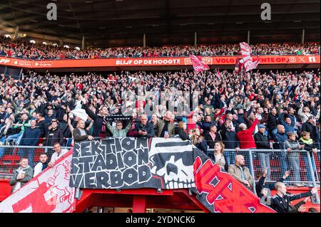 Enschede, Niederlande. Oktober 2024. ENSCHEDE, Stadion Grolsch Veste, 27.10.2024, Saison 2024/2025, niederländischer Eredivisie Football während des Spiels Twente - Heracles VAK P Credit: Pro Shots/Alamy Live News Stockfoto