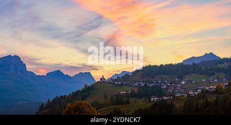 Ein breites 2:1-Panoramabild im Herbst mit einem Sonnenuntergang in Colle Santa Lucia, einem Dorf und einer Gemeinde in der italienischen Provinz Belluno, in der Region Veneto Stockfoto