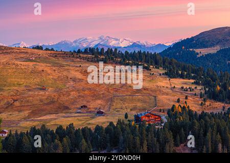 Ein herbstlicher Sonnenaufgang, der von Sass de Putia (Peitlerkofel) aus gesehen wird, einem Berg in den Dolomiten in Südtirol, Italien. Ein einsamer Berg, er steht Stockfoto