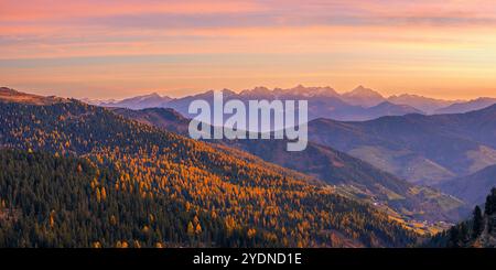 Ein 2:1-Panoramabild von einem Herbstsonnenaufgang aus dem Peitlerkofel, einem Berg in den Dolomiten in Südtirol, Italien. A so Stockfoto