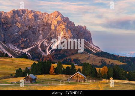 Ein herbstlicher Sonnenaufgang, der von Sass de Putia (Peitlerkofel) aus gesehen wird, einem Berg in den Dolomiten in Südtirol, Italien. Ein einsamer Berg, er steht Stockfoto