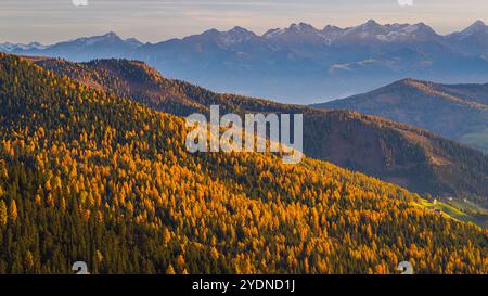 Ein herbstlicher Sonnenaufgang, der von Sass de Putia (Peitlerkofel) aus gesehen wird, einem Berg in den Dolomiten in Südtirol, Italien. Ein einsamer Berg, er steht Stockfoto