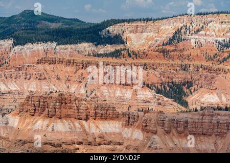 Panoramablick auf das Cedar Breaks National Monument vom Wall Trail entlang des Amphitheaters Stockfoto