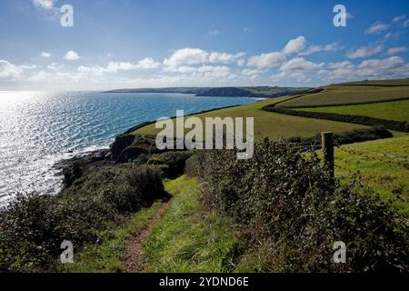 Der South West Coast Path schlängelt sich in Richtung Pentewan Sands, Cornwall. Stockfoto