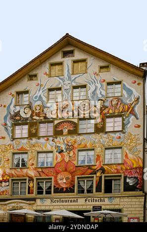 Fresko, gemalte Fassade, altes Gebäude, bunt, Restaurant Fritschi, Sternenplatz, Altstadt, Europa, Luzern, Schweiz, Sommer Stockfoto