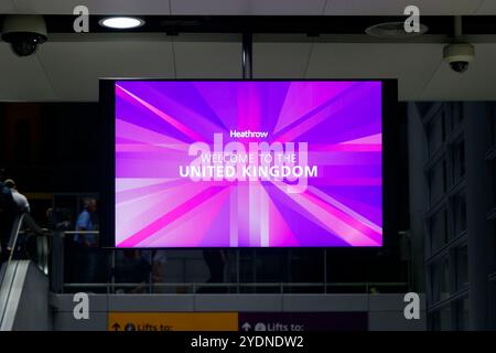 Helles elektronisches Begrüßungsschild mit der Aufschrift „Welcome to the United Kingdom“ im Terminal 5 des Flughafens Heathrow Stockfoto