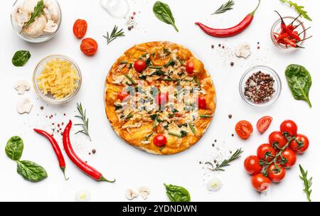 Italienische Pizza und verschiedene Zutaten, isoliert auf weiß Stockfoto