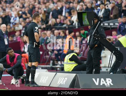 London, Großbritannien. Oktober 2024. LONDON, ENGLAND - 27. OKTOBER: Schiedsrichter David Coote sieht VAR während des Premier League-Spiels zwischen West Ham United FC und Manchester United FC im London Stadium am 27. Oktober 2024 in London. (Foto: Dylan Hepworth/MB Media) Credit: MB Media Solutions/Alamy Live News Stockfoto