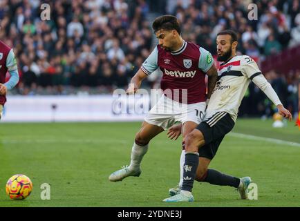 London, Großbritannien. Oktober 2024. LONDON, ENGLAND - 27. OKTOBER: Lucas Paquetá von West Ham United und Noussair Mazraoui von Manchester United kämpfen um den Ball während des Premier League-Spiels zwischen West Ham United FC und Manchester United FC am 27. Oktober 2024 im London Stadium. (Foto: Dylan Hepworth/MB Media) Credit: MB Media Solutions/Alamy Live News Stockfoto