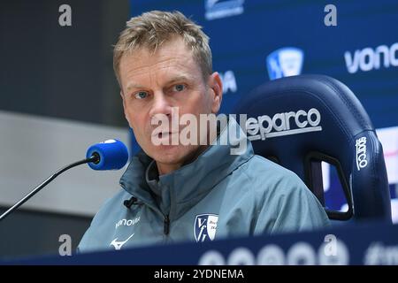 Bochum, Deutschland. Oktober 2024. Fußball 1. Bundesliga 8. Spieltag VfL Bochum - FC Bayern München am 27.10.2024 im Vonovia Ruhrstadion Bochum Markus Feldhoff ( Co-Trainer Bochum ) DFL-Vorschriften verbieten jede Verwendung von Fotografien als Bildsequenzen und/oder Quasi-Video. Foto: Revierfoto Credit: ddp Media GmbH/Alamy Live News Stockfoto