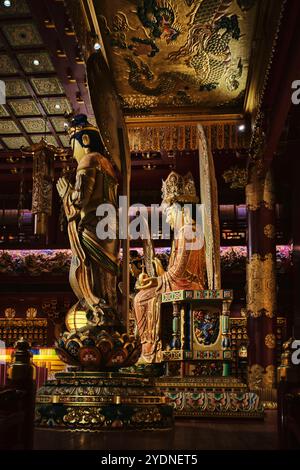 Singapur - 16. August 2024: Buddha Tooth Relic Temple, Chinatown, reich verzierte goldene Innenausstattung, religiöse kulturelle Wahrzeichen Stockfoto