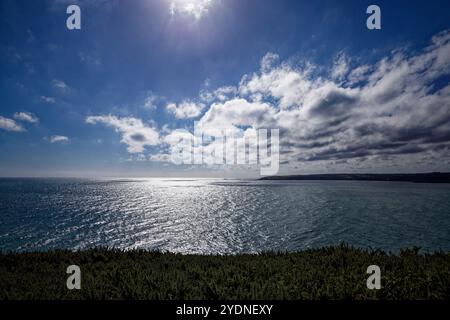 Die Sonne glitzert auf der Weite der Mevagissey Bay, St. Austell, Cornwall. Stockfoto