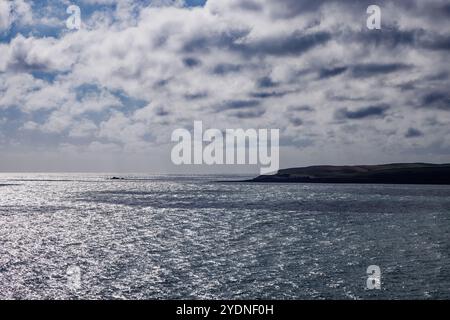 Silbriger Sonnenschein glitzert auf der Weite der Mevagissey Bay in der Nähe von Pentewan Sands, St Austell, Cornwall. Stockfoto