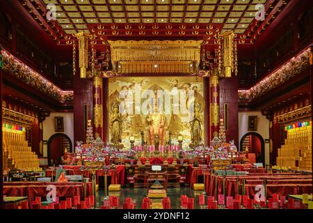 Singapur - 16. August 2024: Buddha Tooth Relic Temple, Chinatown, reich verzierte goldene Innenausstattung, religiöse kulturelle Wahrzeichen Stockfoto