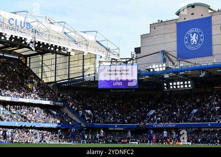 London, Großbritannien. Oktober 2024. Der große Bildschirm zeigt einen VAR-Check für Cole Palmer von Chelsea Abseits-Tor während des Premier League-Spiels Chelsea gegen Newcastle United in Stamford Bridge, London, Vereinigtes Königreich, 27. Oktober 2024 (Foto: Cody Froggatt/News Images) in London, Vereinigtes Königreich am 27. Oktober 2024. (Foto: Cody Froggatt/News Images/SIPA USA) Credit: SIPA USA/Alamy Live News Stockfoto